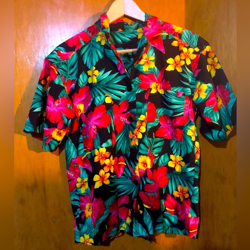 Hawaiian Button Up Shirt. Unisex. 2 Breast pockets. Vibrant colours.